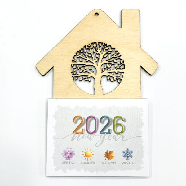 imerologio ksilino me xaragmeno spiti kai dentro Ημερολόγιο ξύλινο με χαραγμένο σπίτι και μέσα στο σπίτι χαραγμένο ένα δέντρο.