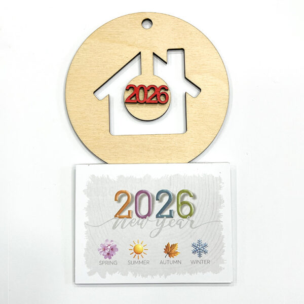 ksilino imerologio se sxima spitiou Ξύλινο Ημερολόγιο σε σχήμα σπιτιού και χαραγμένο εσωτερικά η χρονολογία 2026 με κόκκινο χρώμα