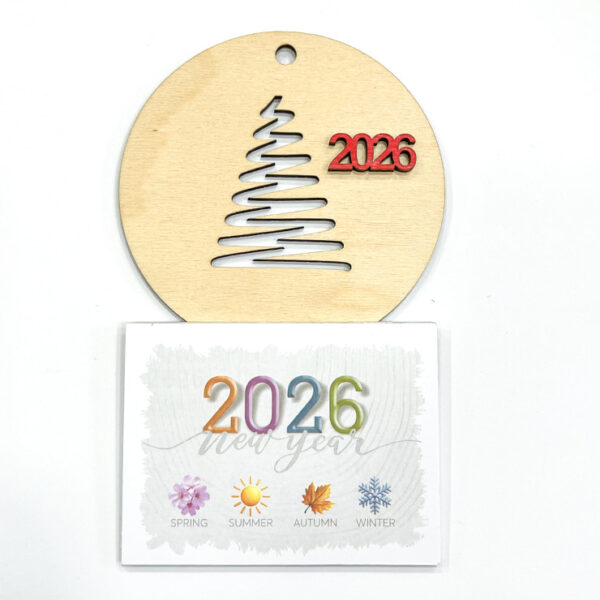 ksilino xristoygenniatiko imerologio me dentro Ξύλινο Χριστουγεννιάτικο Ημερολόγιο χαραγμένο χριστουγεννιάτικο δέντρο και το έτος 2026 με κόκκινο χρώμα